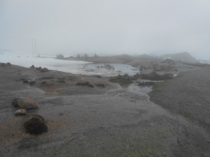 Sur la route de Kjerag - Innombrables cairns perdus dans le brouillard 