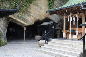 Grotte de la source du Zeniarai Benzaiten